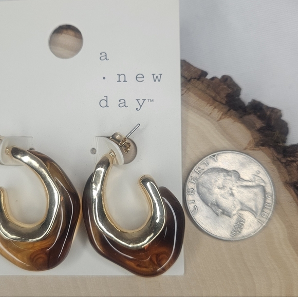 A New Day Gold And Warm Amber Huggie Earrings Vintage 80s Style Bold Chunky NWT - Picture 9 of 10